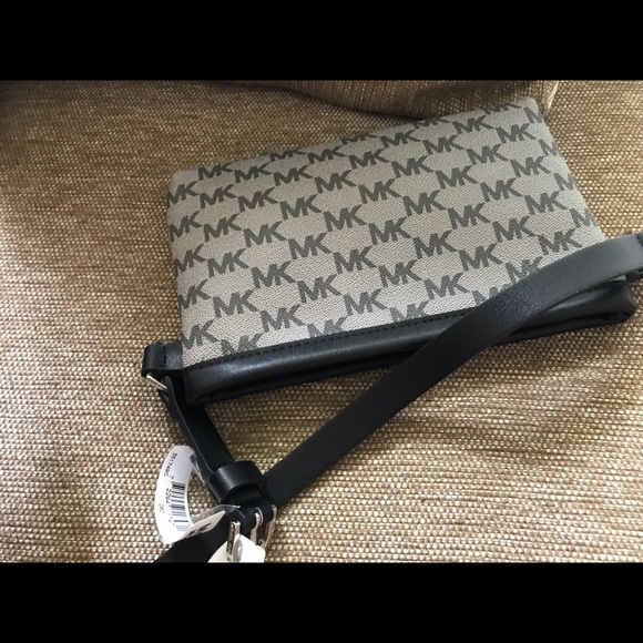 ‏Michael Kors - Picture 3 of 7